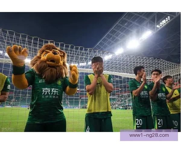 中国男足主场憾负日本错失晋级机会引发球迷热议